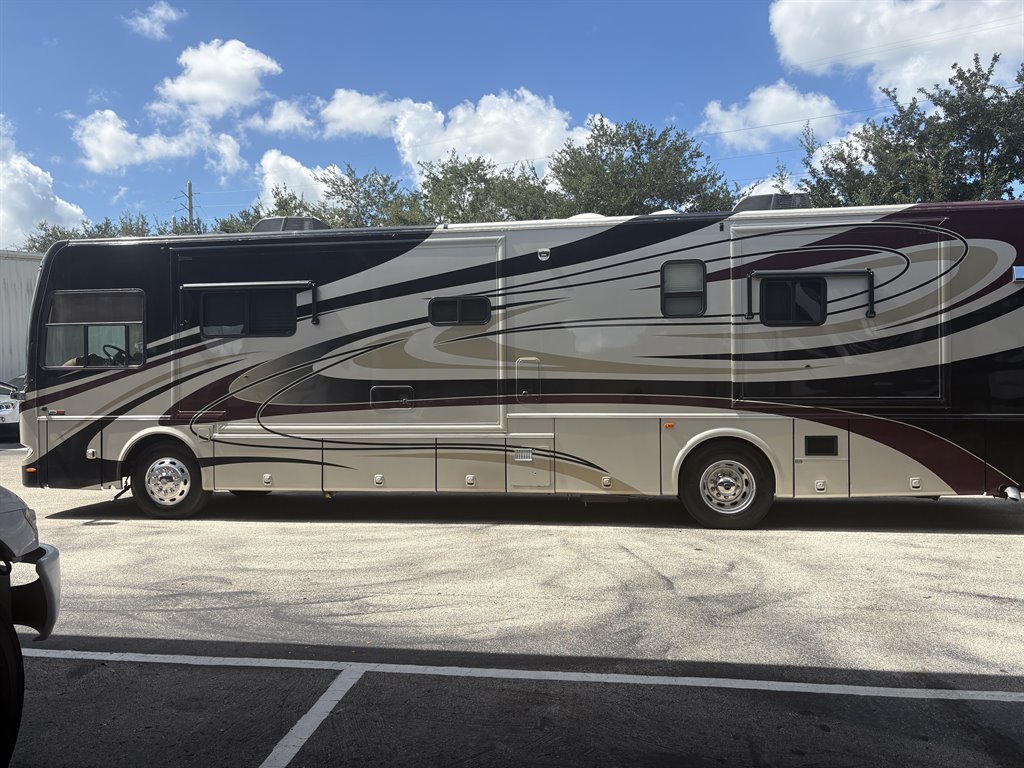 2011 Freightliner Xc Raised Rail Rear Engine Motor Home Chassis - $89,000